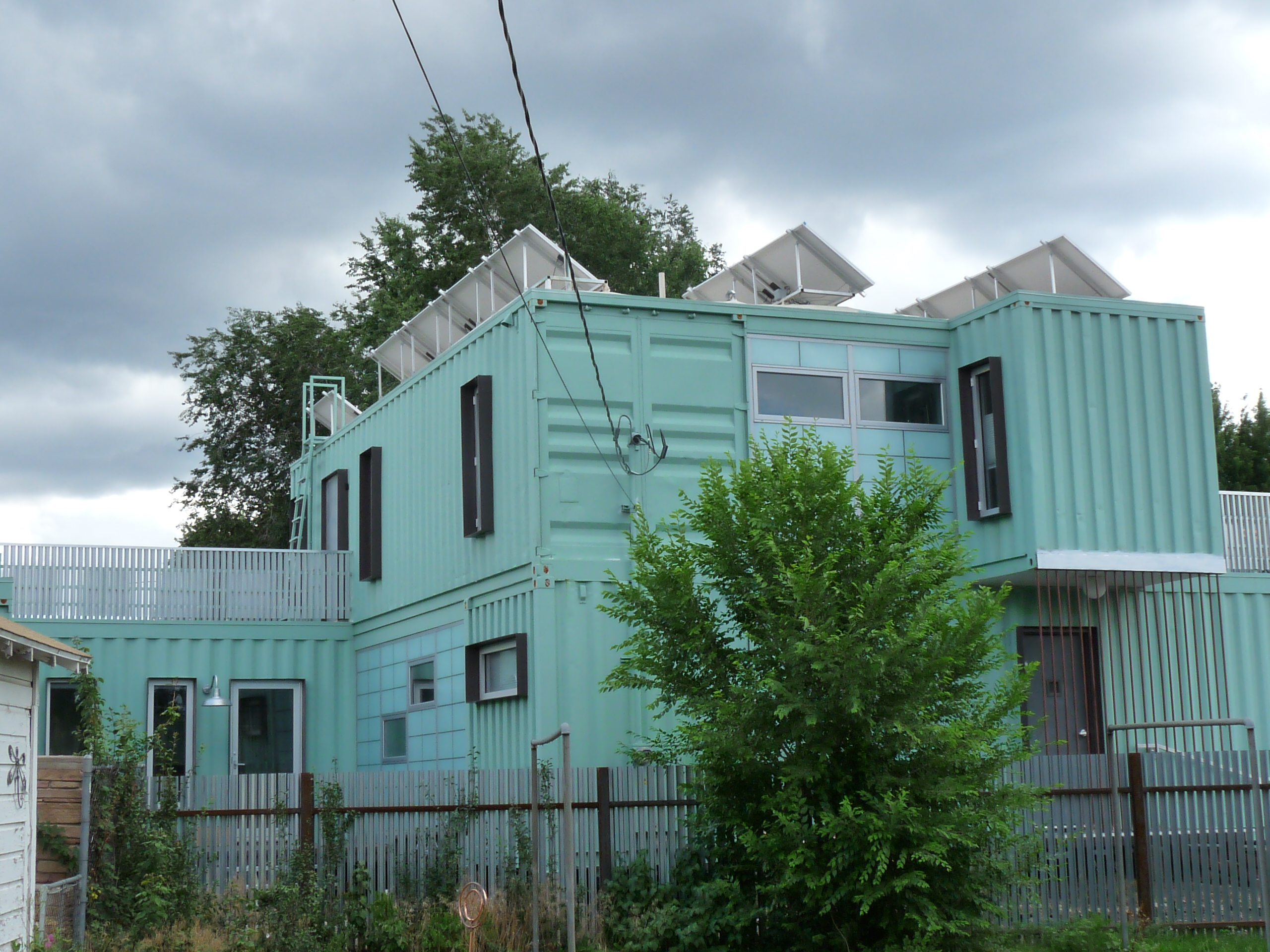 Container housing with PV pannels 